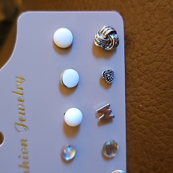 3/$30 VTG Twelve Single Post Stud Earrings - Picture 3 of 3
